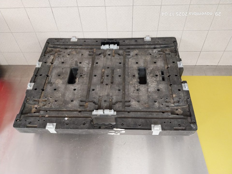 Znečistený mobilný vozík na prepravu čerstvého mäsa a mäsových výrobkov.