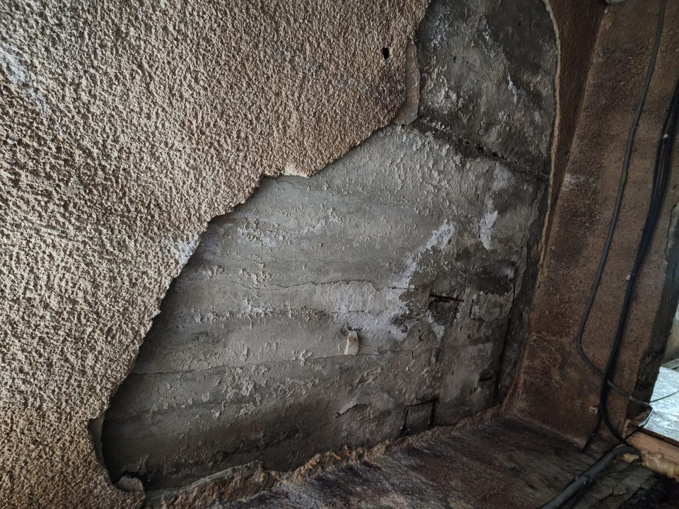 V priestore príjmovej rampy je zo stropu opadnutý celistvý plát omietky. 