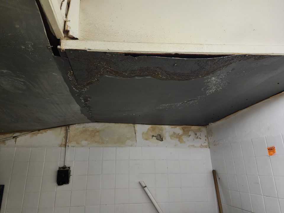 Prepadávajúce plechové podhľady v miestnosti v suteréne.