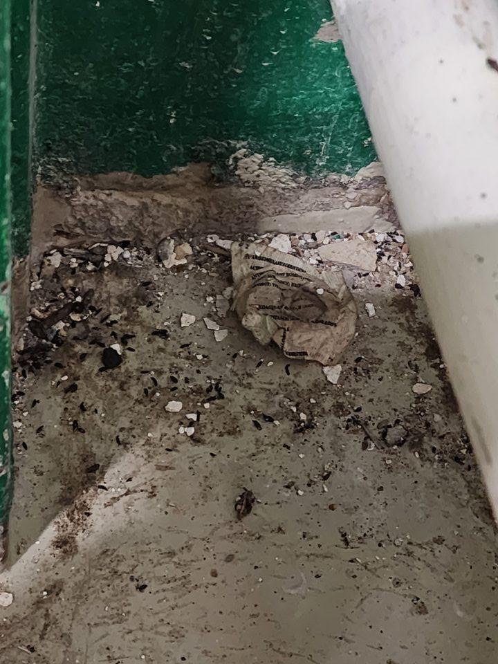 Výskyt nečistôt a trusu hlodavcov na viacerých dostupných miestach v suchom sklade prevádzkarne.