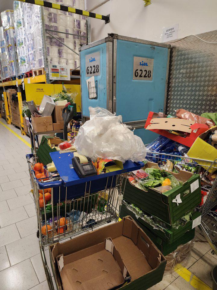 Množstvo tovaru na odpis uloženého mimo TKT boxov. Tovar uložený v nákupnom vozíku a kartónových krabiciach vrátene potravín poškodených a po dátume spotreby.