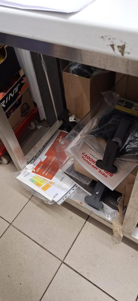 Predmety nesúvisiace s činnosťou balenia uskladnené v prípravovni ovocia a zeleniny.