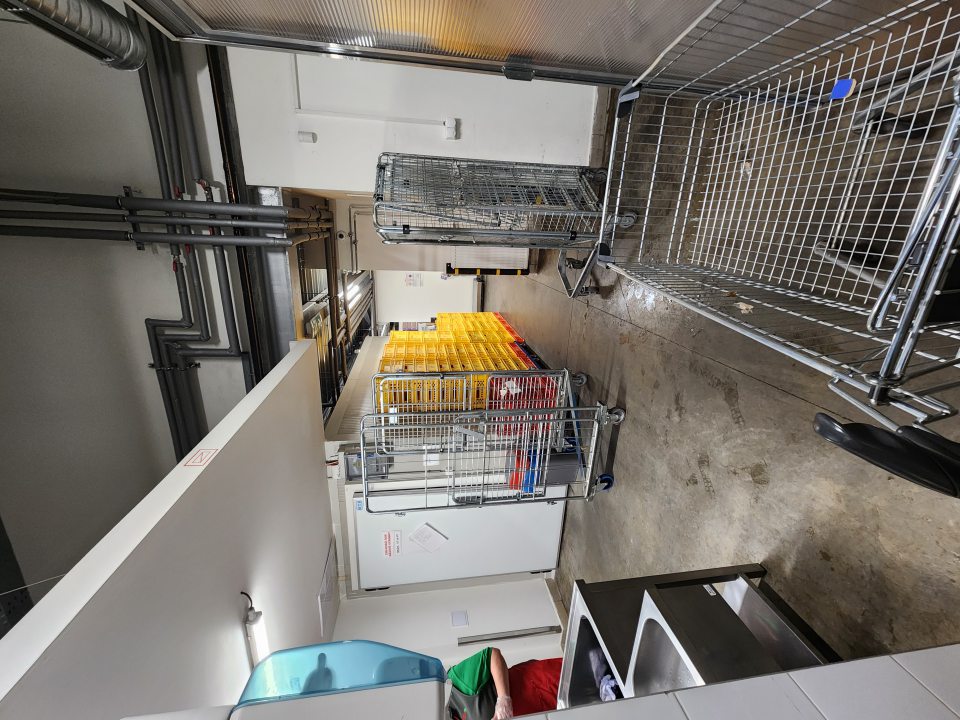 Silne znečistená podlaha v sklade.