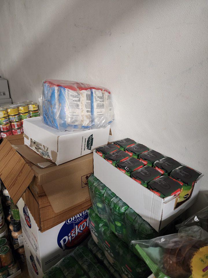 Uskladnený tovar v sklade uložený na paletách v kartónoch a plastových fóliach priamo sa dotýkajúci stien.