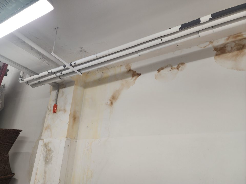 Zatečená stena v sklade.