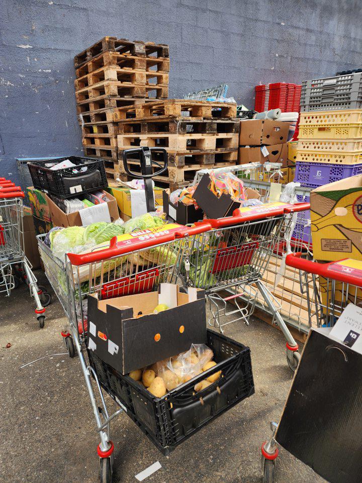 Nesystematické, neprehľadné skladovanie v zastrešenom priestore na dvore.