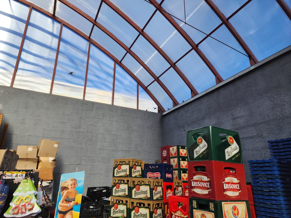 Kŕdeľ vrabcov nachádzajúcich sa v zastrešenom skladovacom priestore na dvore.