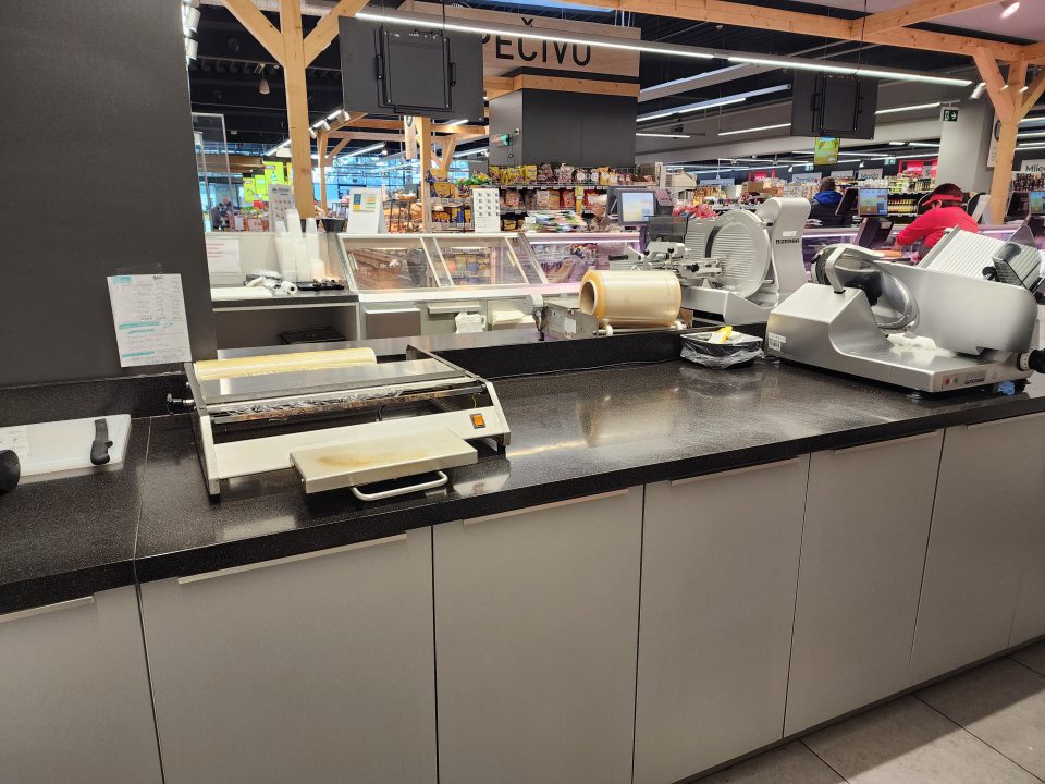 Manipulácia s čerstvou hydinou do grilu a potravinami na priamy konzum vykonávaná na jednom stole.