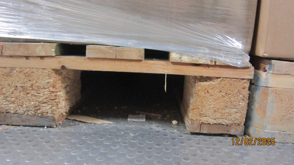 Nečistoty pod paletami v mraziacom boxe na suroviny na dopekanie