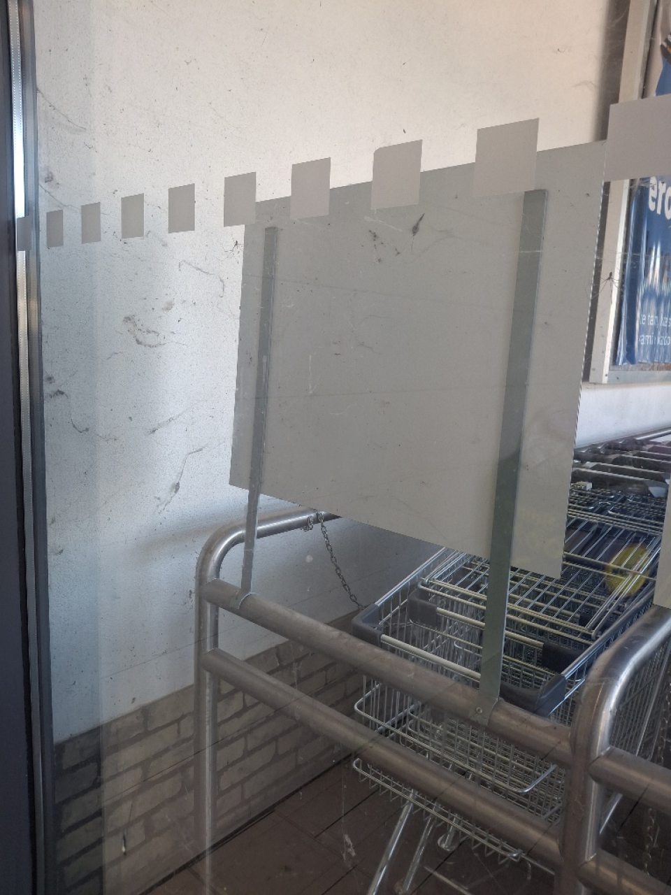 Steny priestoru na nákupné vozíky zanesené pavučinou.