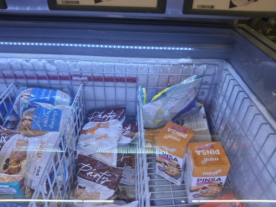 V mraziacom zariadení hrubá vrstva námrazy.