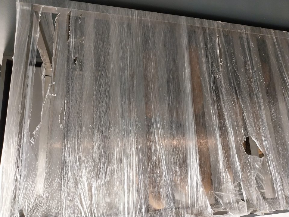 znečistený stojan na plechy