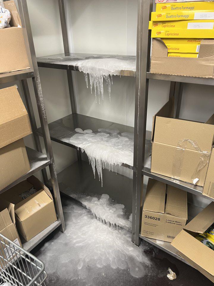 Námraza výskytom cencúľ v mraziarenskom sklade