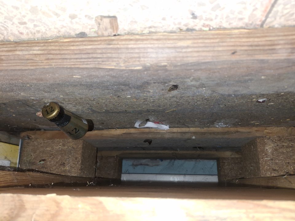 Znečistená podlaha pod regálmi na úseku alkoholických nápojov - piva a na úseku ovocia a zeleniny.