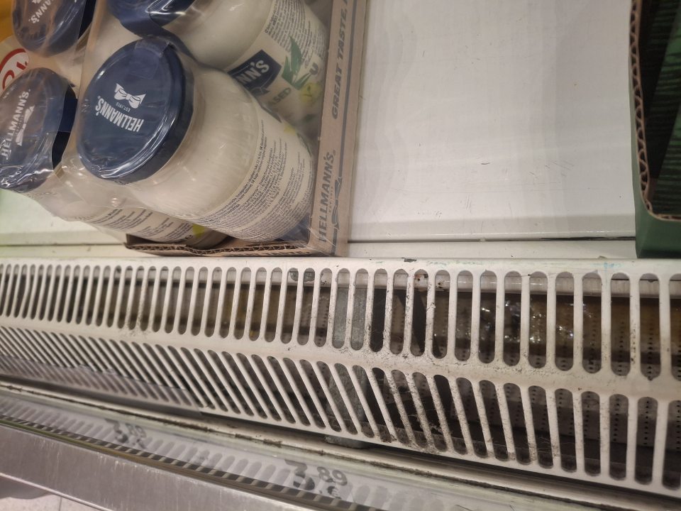 V chladiacich vitrínach na predajni pod mriežkami sa nachádza voda a ložiská plesní