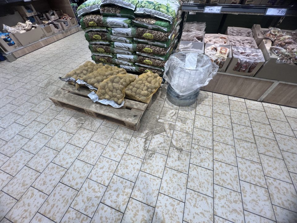 V predajni znečistená podlaha 