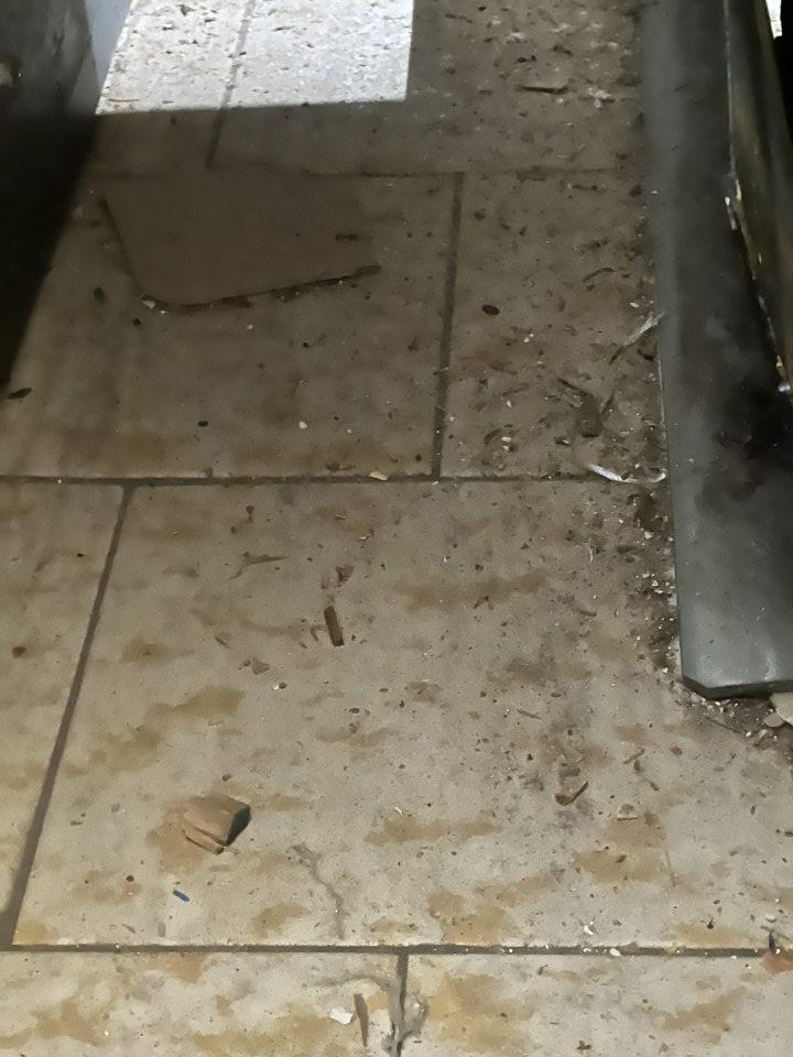 V suchom sklade znečistená podlaha.