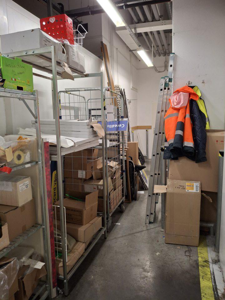 Technický materiál uložený na rôznych miestach v zázemí