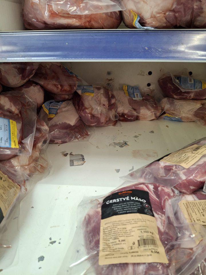 Nečistoty na regáli s baleným mäsom