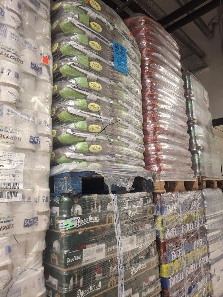 V zázemí nezabezpečené oddelené uskladnenie potravinového a nepotravinového tovaru.