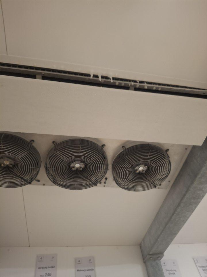 V mraziacom zariadení na pekárske výrobky sa vytvárajú cencúle.