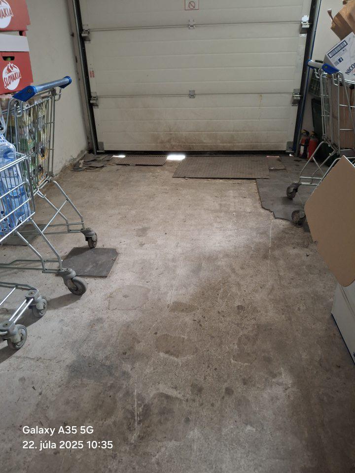 Poškodená podlaha v sklade