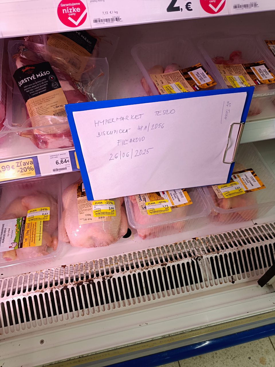 Mriežky v chladiacom zariadení zhrdzavené.