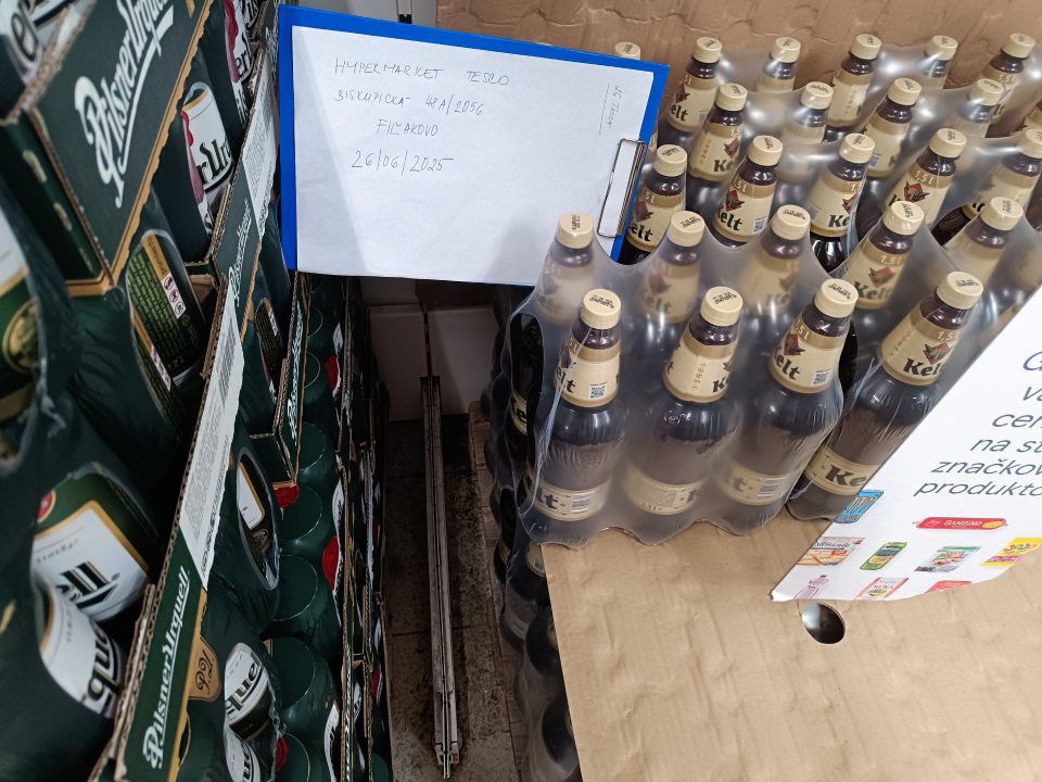 Znečistená podlaha.