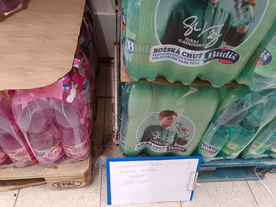 Znečistená podlaha.