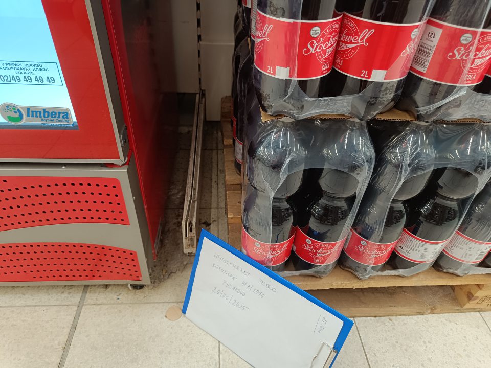 Znečistená podlaha.