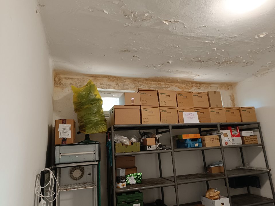 V suchom sklade prevádzky silne zavlhnutý a poškodený strop a steny