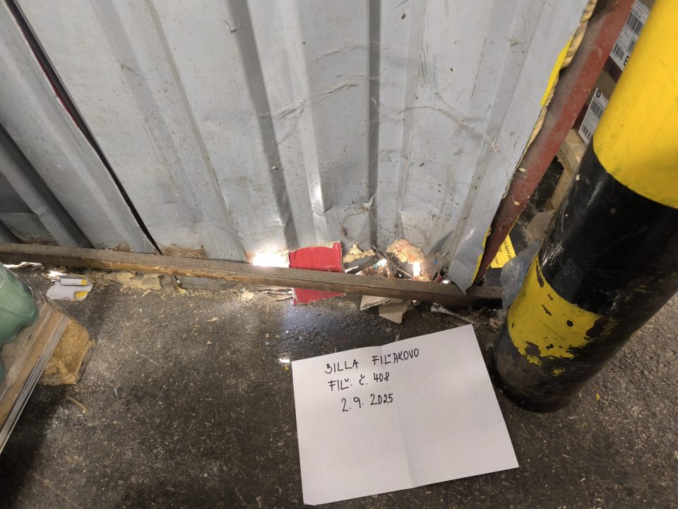 hygienické nedostatky v sklade potravín - nečistoty, prach, pavučiny