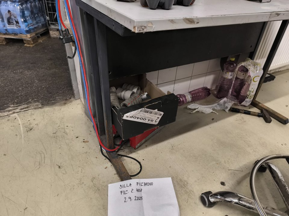 hygienické nedostatky v sklade potravín - znečistená podlaha