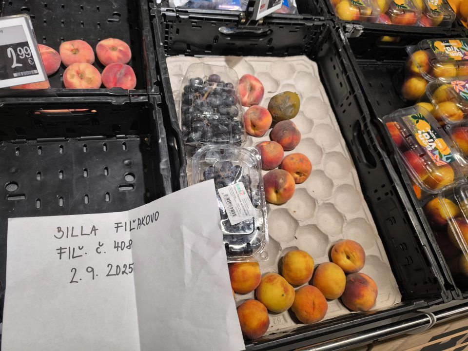 na predajnej ploche umiestnené zhnité, plesnivé ovocie