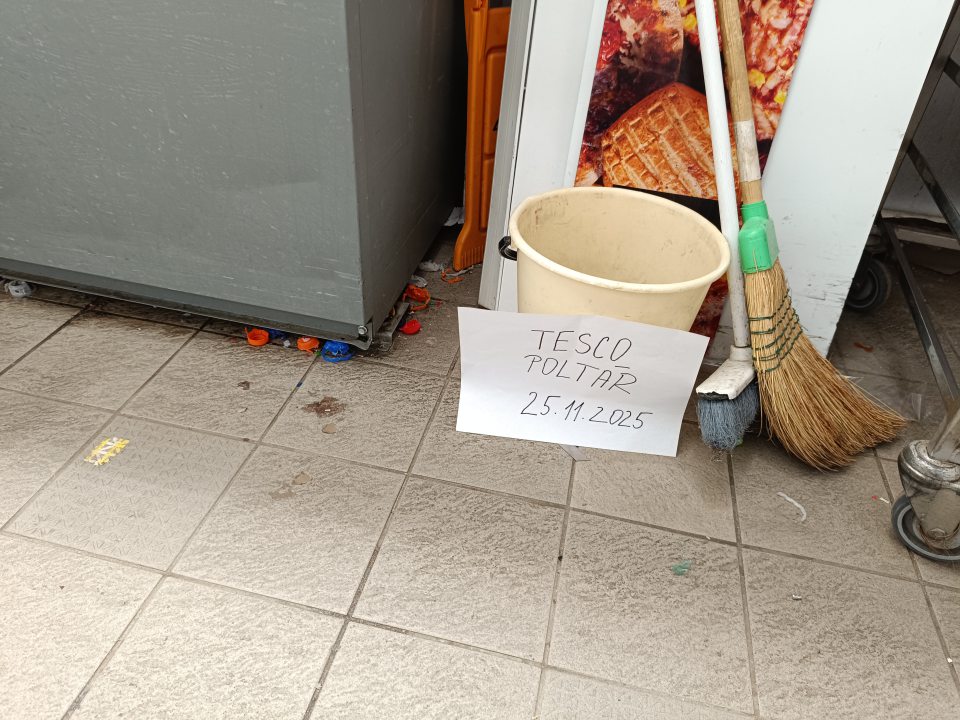 Znečistené okolie fľaškomatu