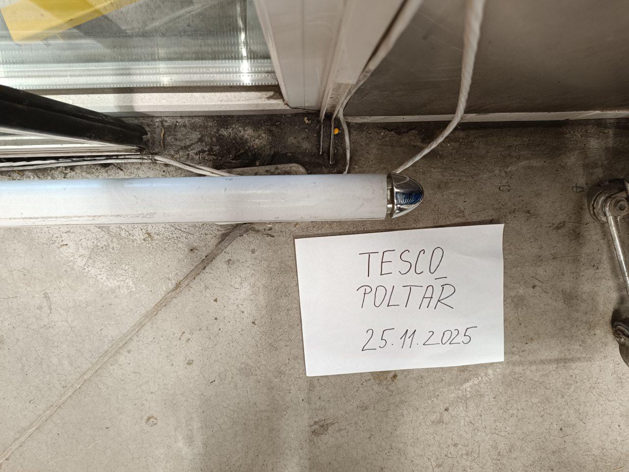 V okolí kovových zábran za druhými vstupnými dverami, prítomné hrubé nečistoty a prach