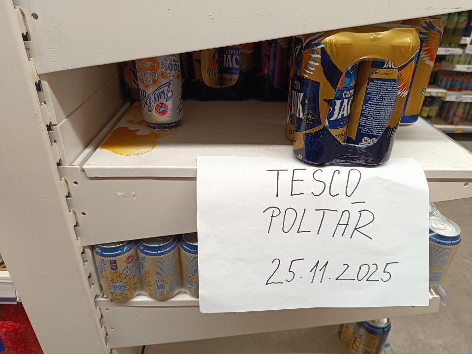 Regály znečistené zvyškami nápojov