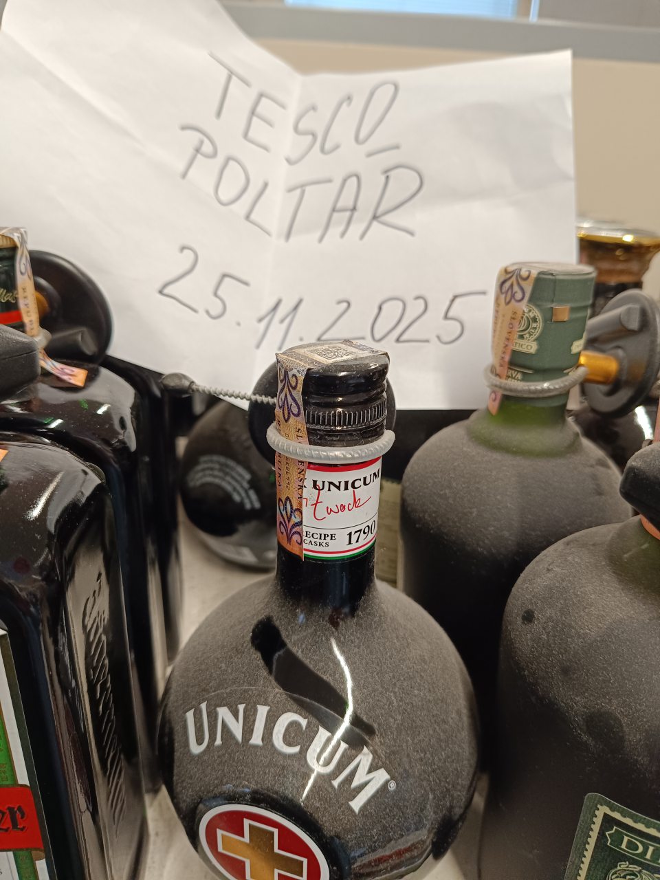 Nahrubo zaprášené fľaše s alkoholom.