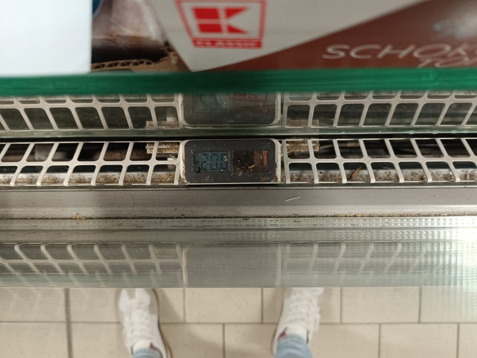 Mraziace boxy s hlboko mrazenými balenými polotovarmi a balenými mrazenými krémami a zmrzlinami – pod kovovými lištami v spodnej časti boxov po celej dĺžke prítomné hrubé nečistoty, prach a zvyšky mrazených potravín, displeje snímačov teplôt v mraziacich boxoch hrubo zaprášené a znečistené