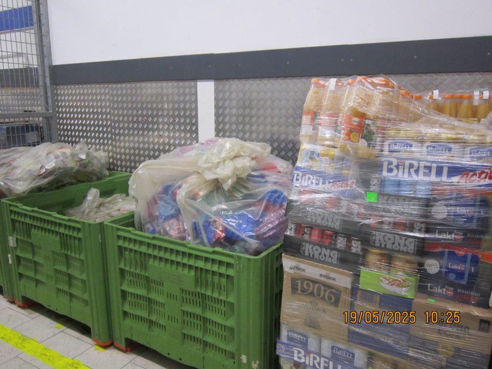 Spoločné skladovanie vratných obalov v sklade potravín.