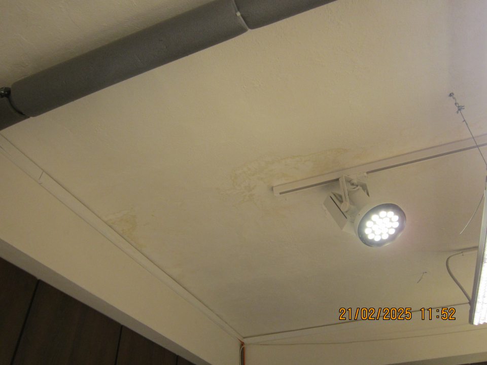 Zatečený a olupujúci sa strop na predajnej ploche nad priestorom na rozmrazovanie pečiva.