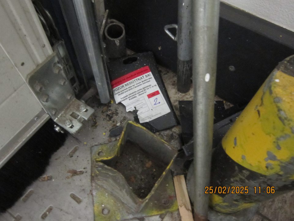 V sklade v kúte pri príjmovej rampe nečistoty, triesky, rozbitá deratizačná stanička- nástraha č.2.