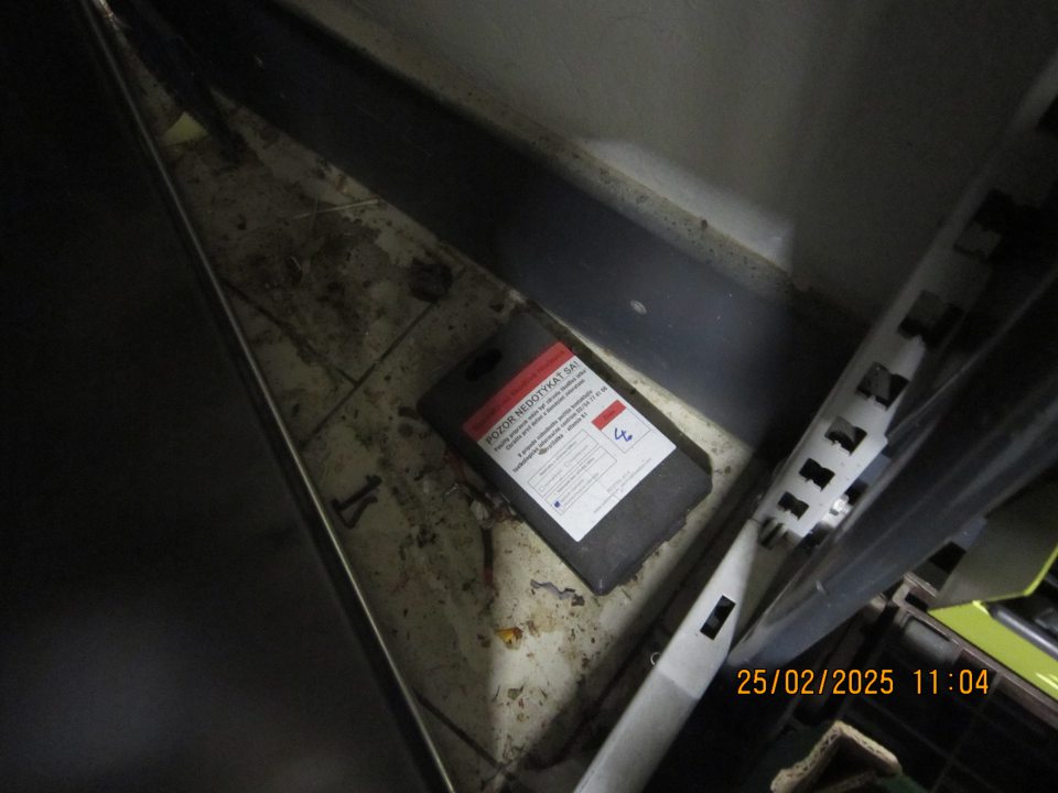 V sklade za protipožiarnymi dverami nalepená špina, triesky, kúsky plastov, káblov.