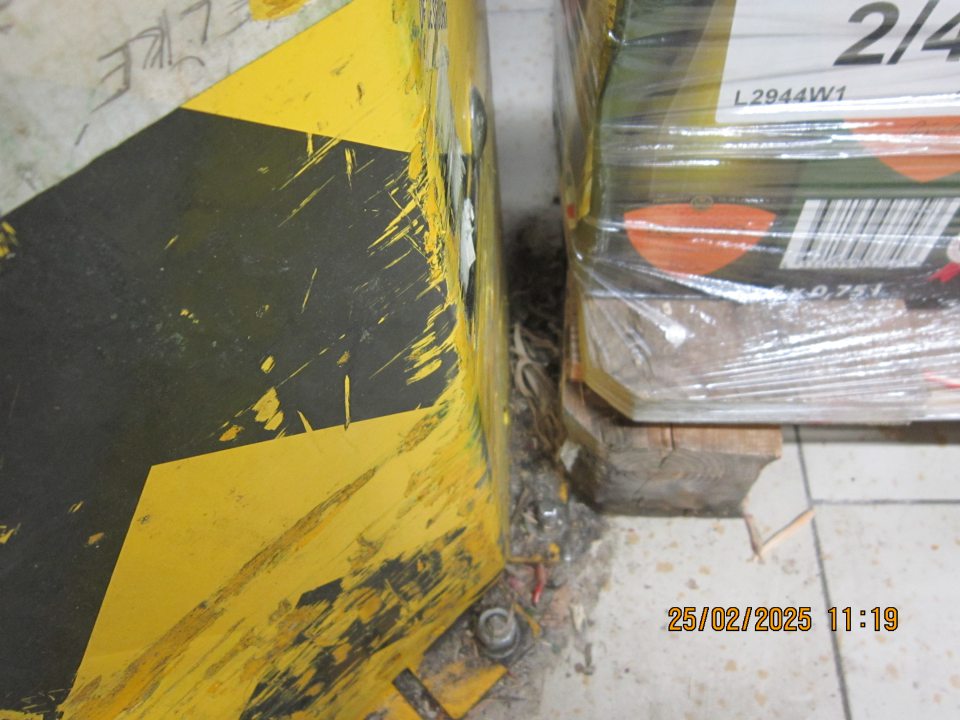 V sklade medzi paletami s kávou a vínom kúsky plastov, triesky, prach.