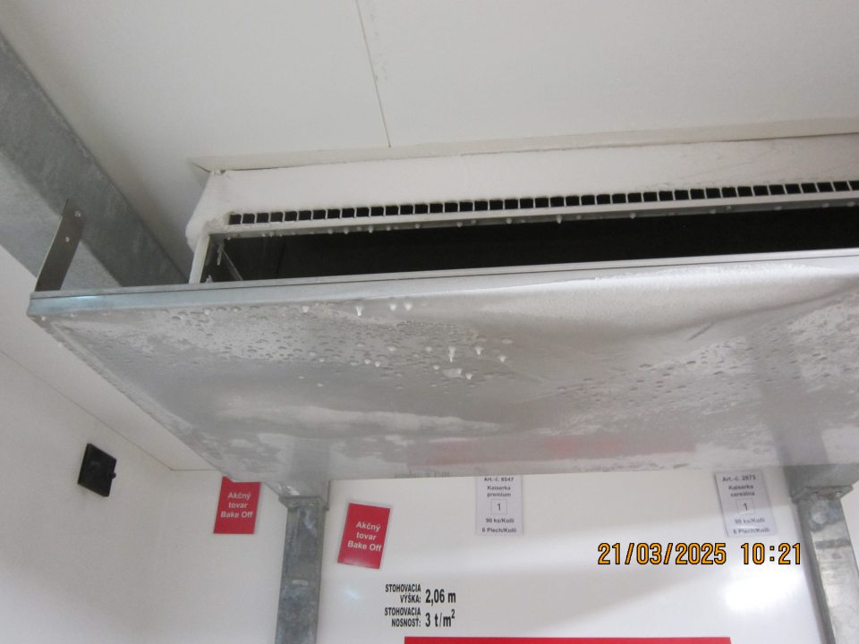 Nadmerná námraza na mraziacej jednotke v sklade pre hlbokozmrazené potraviny.