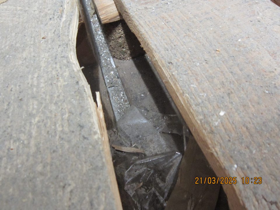 V sklade pre hlbokozmrazené potraviny pod paletami hrubá vrstva organických nečistôt, zbytky obalového materiálu a nánosy prachu.