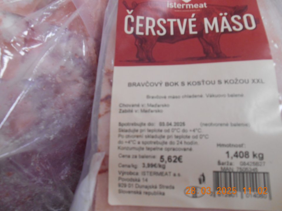 „Bravčový bok s kosťou a kožou - bravčové mäso chladené, vákuovo balené“ s uvoľneným  plastovým obalom, nepriliehajúcim k potravine.
