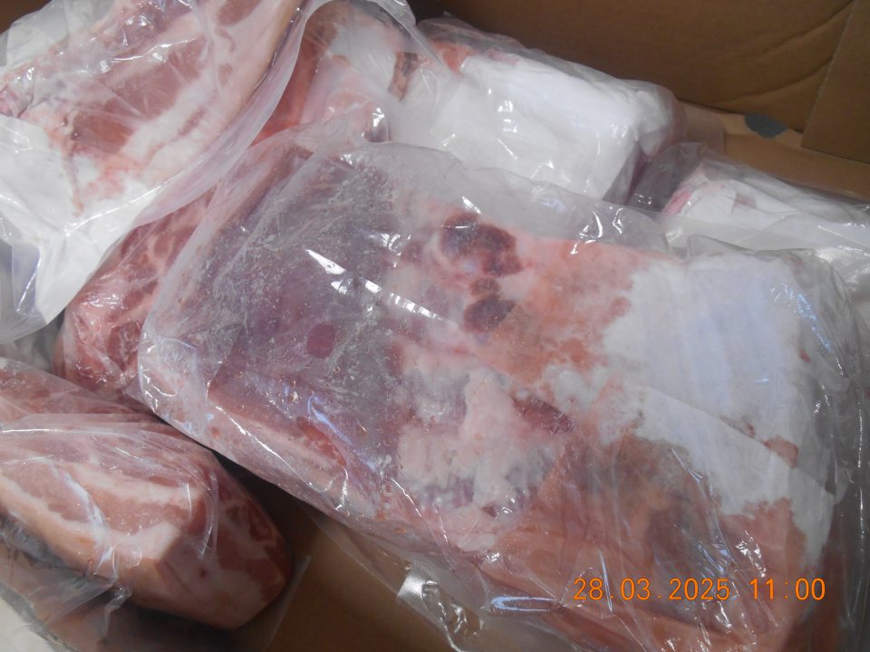 Spotrebiteľské balenia vákuovo baleného bravčového mäsa s uvoľneným  obalom, nepriliehajúcim k potravine.