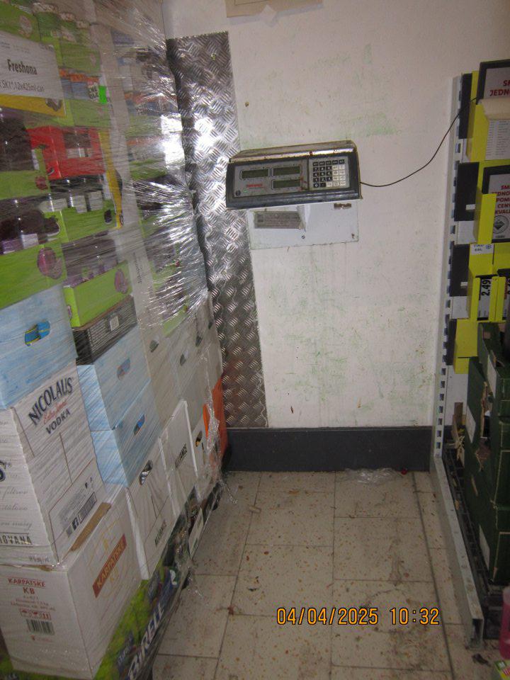 V skladovacej časti prevádzky v priestore odpisy podlaha znečistená zaschnutou špinou, za hrdzavou a znečistenou digitálnou váhou určenou na váženie odpisov znečistená a poškodená hygienická maľba steny.