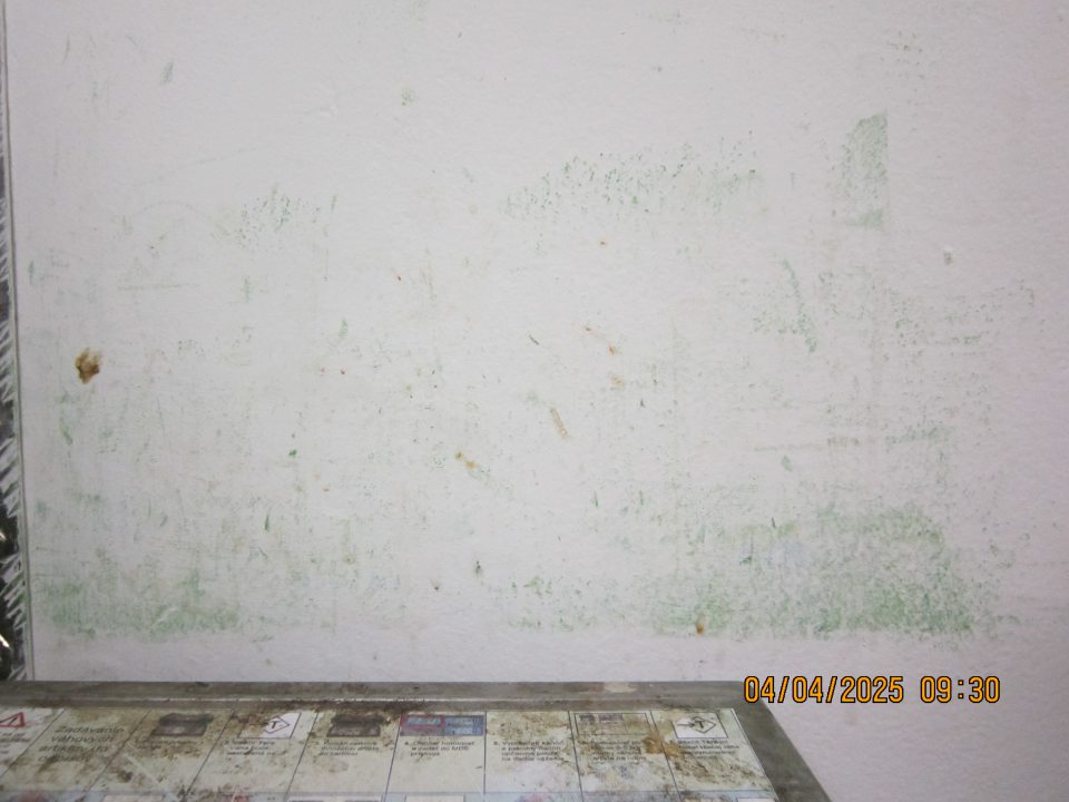 V skladovacej časti prevádzky v priestore odpisy za digitálnou váhou určenou na váženie odpisov znečistená a poškodená hygienická maľba steny.